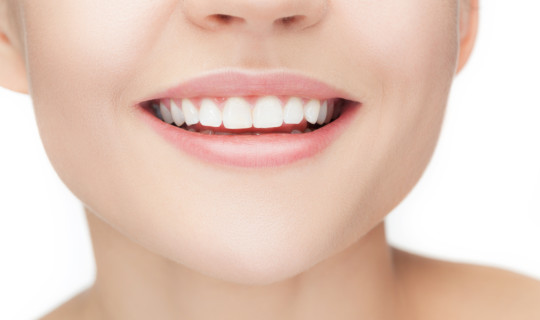 ¿De qué color son los dientes y por qué cambian de color?